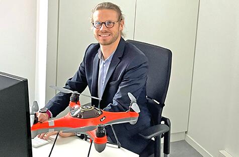  drone-essaim Yann Busnel à son bureau avec un drone