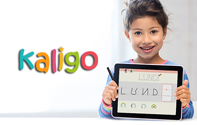Logo Kaligo et fillette montrant sur sa tablette numérique un exercice d'écriture. (cf. www.kaligo-apps.com)