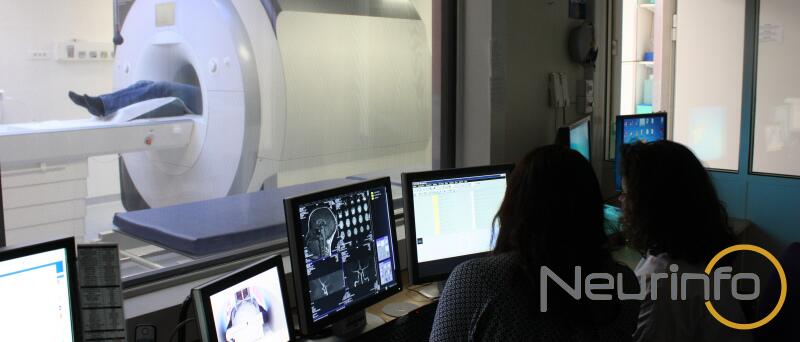 Plateforme NEURINFO, patient dans un scanner